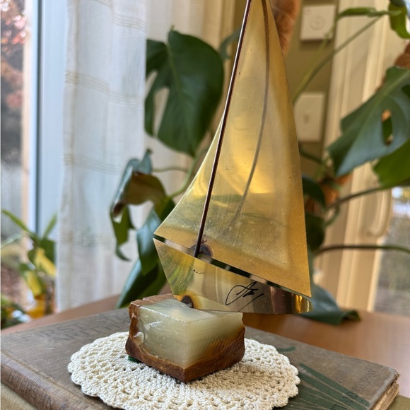 Midcentury Brass Sailboat Sculpture on Raw Edge Onyx Base -Signed Nautical Decor - Picture 3 of 12